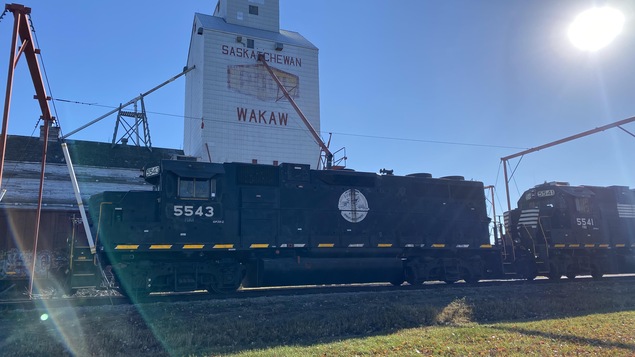 Une locomotive stationné devant l'élévateur à grain de Wakaw.
