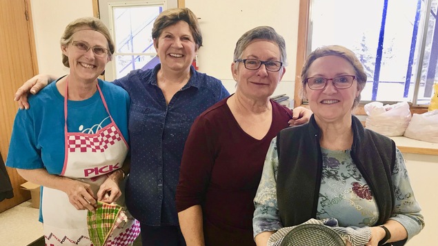 Une photo de quatre femmes réunie pour faire des tourtières