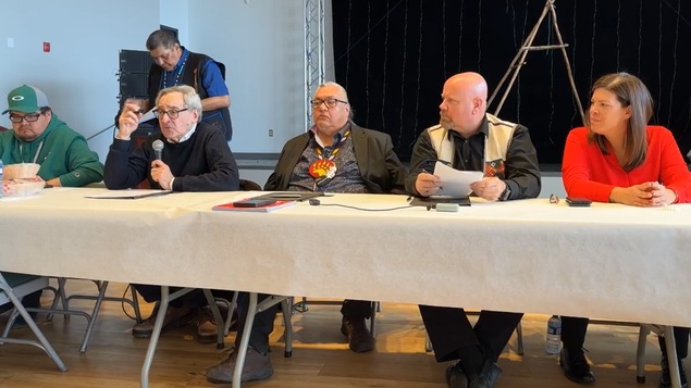 Le pdg d'Hydro-Québec, Michael Sabia, le chef d'Unamen Shipu, Raymond Bellefleur, le ministre responsable des Relations avec les Premières Nations et les Inuits, Ian Lafrenière, et la députée de Duplessis et ministre responsable de la Côte-Nord, Kateri Champagne Jourdain, en conférence de presse à Unamen Shipu.