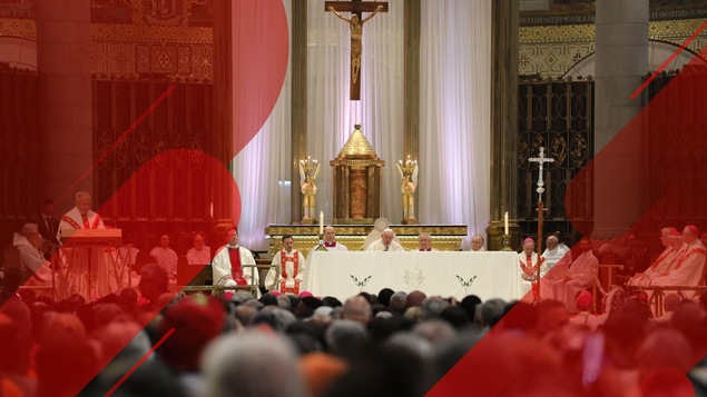 Le pape au centre derrière l'autel accompagnée de différents dignitaires religieux devant la foule qui assiste à la messe.