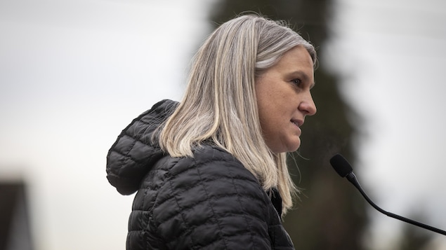 La députée Elenore Sturko à New Westminster, en Colombie-Britannique, lors d'une conférence de presse à propos de la décriminalisation des drogues dures, le 2 février 2023.  