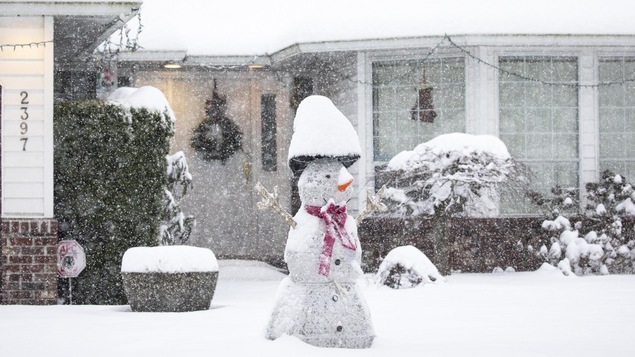 Un bonhomme de neige à Surrey dans le Grand Vancouver à l'hiver 2024. 