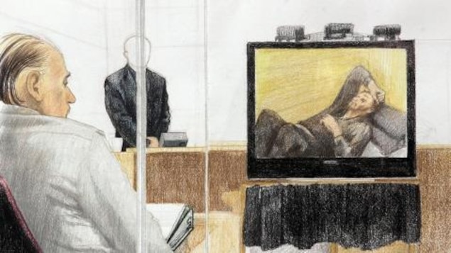 Un croquis montre Robert Pickton, lors de son procès, en 2007, regarder la vidéo de la conversation qu'il a eue avec un agent double, en 2002.