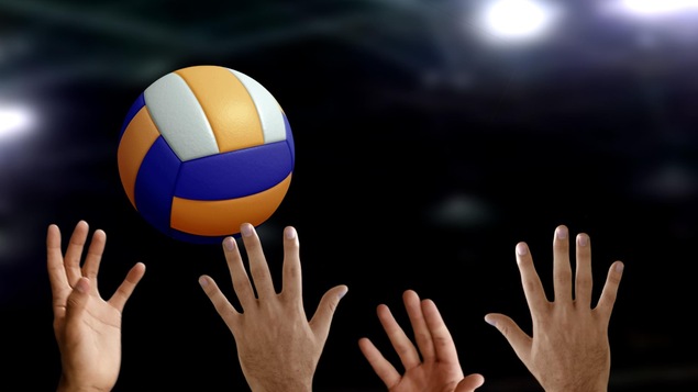 Un ballon de volley-ball au-dessus d'un filet avec des mains qui essaient de l'atteindre. 