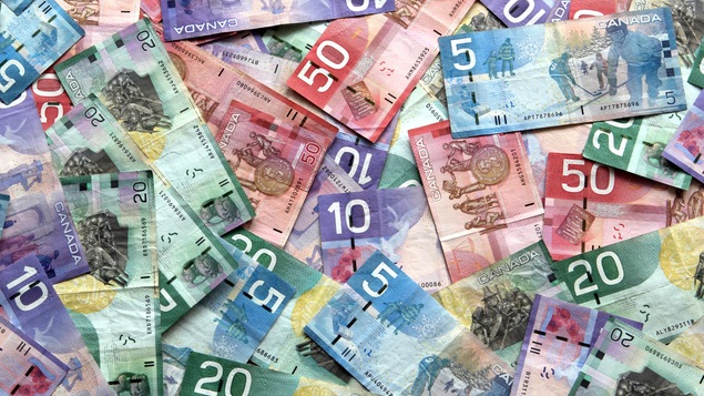 Des dollars canadiens de valeur variée dans un tas.