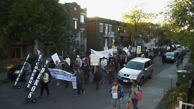 Une manifestation contre l’embourgeoisement dans les rues de Montréal.