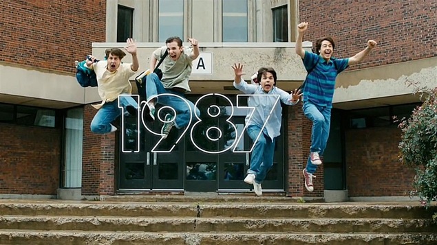 Quatre adolescents devant la porte d'une polyvalente sont pris en photo alors qu'ils sautent dans les airs. Quatre adolescents devant la porte d'une polyvalente sont pris en photo alors qu'ils sautent dans les airs.