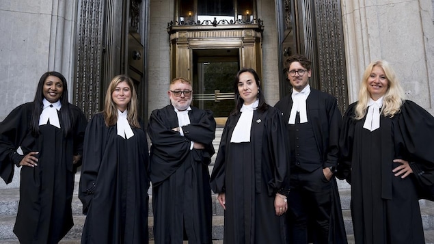 Les six avocats de l'aide juridique sont debout devant l'Édifice Ernest-Cormier de la Cour d’appel du Québec.