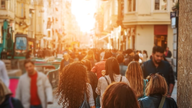 Des gens qui marchent dans la rue avec beaucoup de lumière. Des gens qui marchent dans la rue avec beaucoup de lumière.