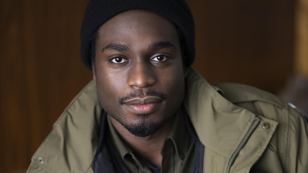 Portrait de Vic Beauvais (Anglesh Major) dans son uniforme de policier.