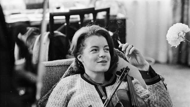 Une photo monochrome de l'actrice Romy Schneider. Une photo monochrome de l'actrice Romy Schneider.