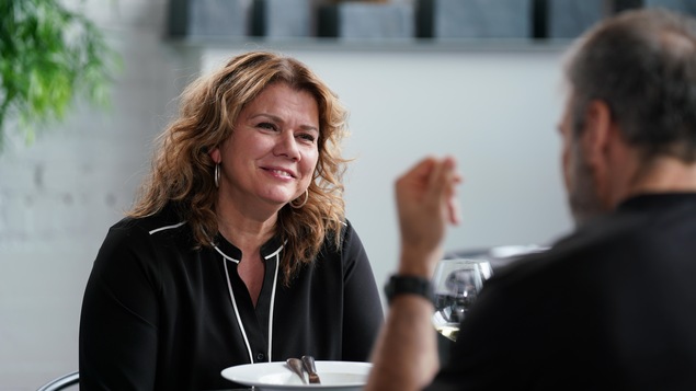Ils discutent au restaurant pour l'émission L'autre midi à la table d'à côté. Ils discutent au restaurant pour l'émission L'autre midi à la table d'à côté.