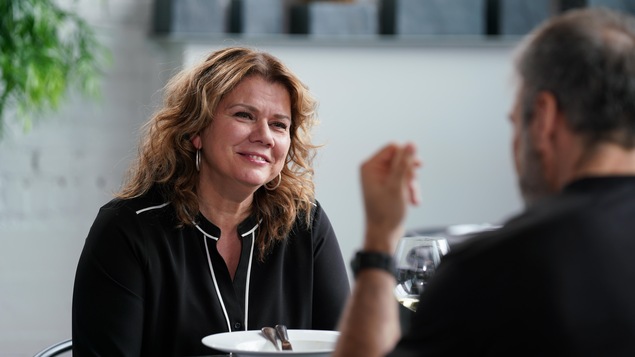 Ils discutent au restaurant pour l'émission L'autre midi à la table d'à côté.