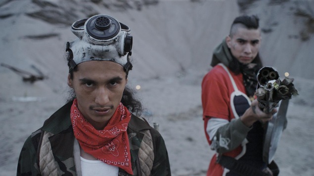 Deux jeunes hommes, en extérieur, avec un masque à gaz sur le front et des armes improvisées. Deux jeunes hommes, en extérieur, avec un masque à gaz sur le front et des armes improvisées.