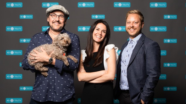 Guy A. Lepage et son chien Attaque avec les comédiens Mélissa Désormeaux-Poulin et Guillaume Lambert.