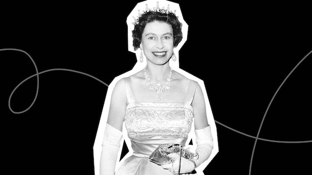Image d'archives, Élisabeth II porte une couronne et sourit. Image d'archives, Élisabeth II porte une couronne et sourit.