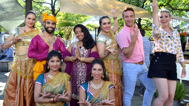 La troupe Bollywood Blast en vêtements traditionnels avec Anne-Marie-Withenshaw et Mario Tessier