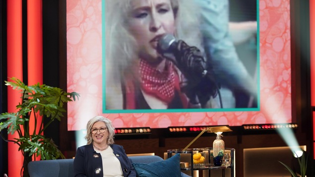 Sandra Dorion regarde une vidéo d'archives d'un de ses concerts en 1984. Sandra Dorion regarde une vidéo d'archives d'un de ses concerts en 1984.