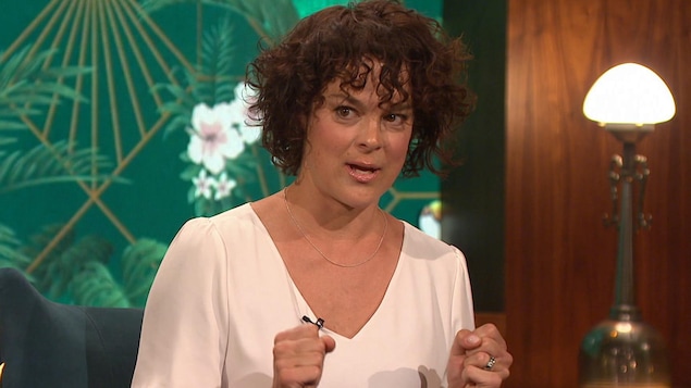Sur le plateau de Bonsoir bonsoir, Hélène Bourgeois Leclerc répond à une question. Sur le plateau de Bonsoir bonsoir, Hélène Bourgeois Leclerc répond à une question.