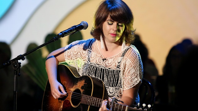 Sur le plateau de Bonsoir bonsoir, Lisa LeBlanc est assise sur un tabouret et joue de la guitare. Sur le plateau de Bonsoir bonsoir, Lisa LeBlanc est assise sur un tabouret et joue de la guitare.