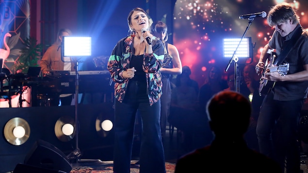 Avec ses musiciens, Elisapie chante sur le plateau de Bonsoir bonsoir! Avec ses musiciens, Elisapie chante sur le plateau de Bonsoir bonsoir!