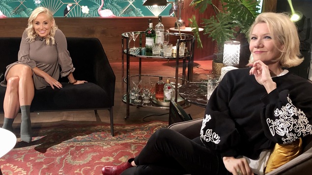 Les deux comédiennes assises sur des sofas. Les deux comédiennes assises sur des sofas.