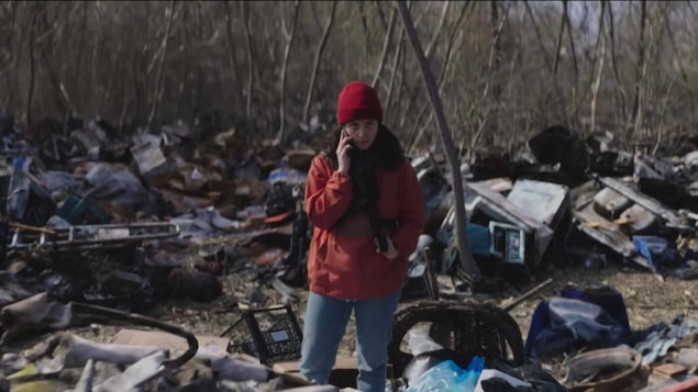 Béatrice (Valérie Tellos) parle au téléphone au milieu des déchets du dépotoir de Dufferin