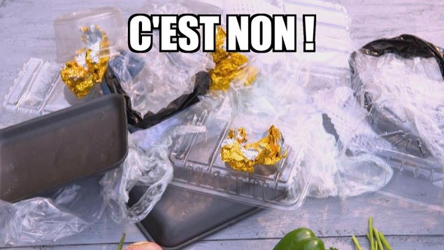 Des emballages de plastique et de styromousse. Des emballages de plastique et de styromousse.