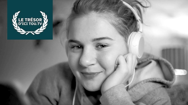 Une jeune fille (Marguerite Bouchard) en gros plan, en noir et blanc, porte un casque d'écoute, sous la mention Le trésor d'ICI Tou.tv Une jeune fille (Marguerite Bouchard) en gros plan, en noir et blanc, porte un casque d'écoute, sous la mention Le trésor d'ICI Tou.tv