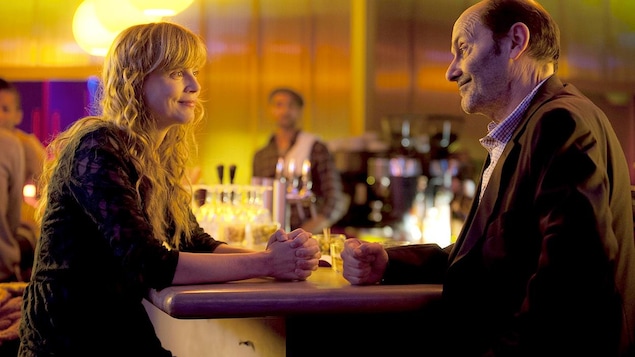 Un homme (Jean-Pierre Bacri) et une femme (Isabelle Carré) face à face, souriants, dans un bar. Un homme (Jean-Pierre Bacri) et une femme (Isabelle Carré) face à face, souriants, dans un bar.