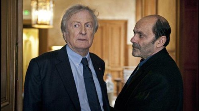 Deux hommes (Claude Rich et Jean-Pierre Bacri) dans un encadrement de porte. Deux hommes (Claude Rich et Jean-Pierre Bacri) dans un encadrement de porte.