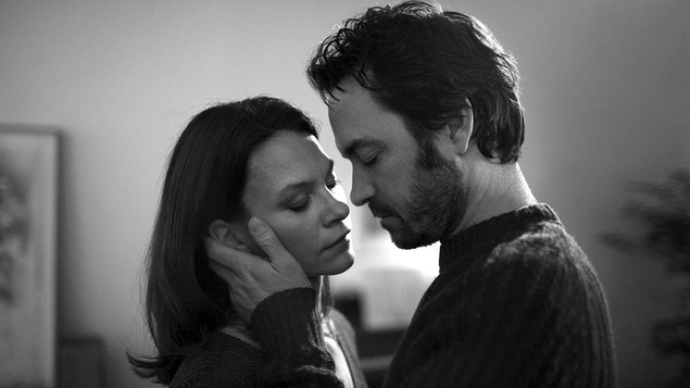 Un couple (Fanny Mallette et Sébastien Ricard) sur le point de s'embrasser, en noir et blanc. Un couple (Fanny Mallette et Sébastien Ricard) sur le point de s'embrasser, en noir et blanc.