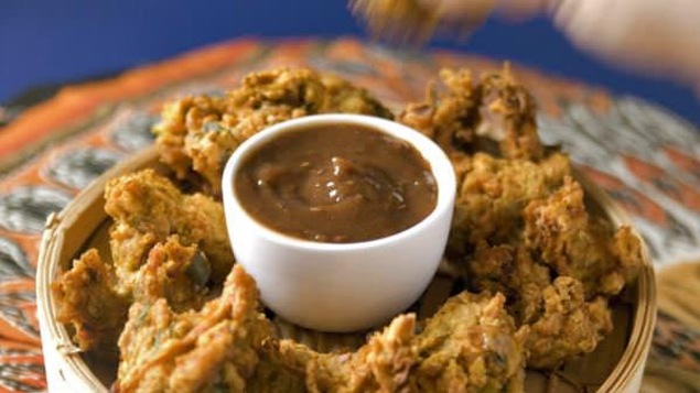 Un petit plat de sauce est posé au centre des beignets Un petit plat de sauce est posé au centre des beignets