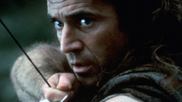 Un homme (Mel Gibson) sur le point de tirer à l'arc. Un homme (Mel Gibson) sur le point de tirer à l'arc.