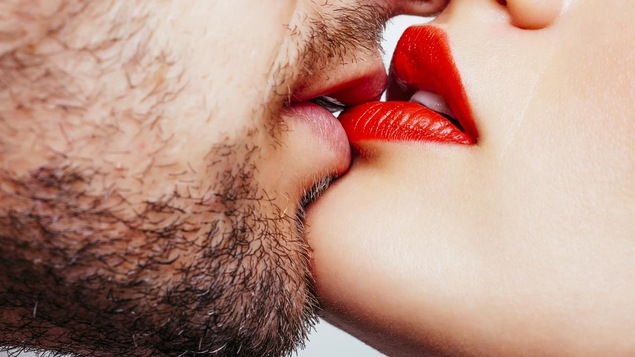 L'homme porte la barbe. La femme porte du rouge à lèvres rouge. L'homme porte la barbe. La femme porte du rouge à lèvres rouge.