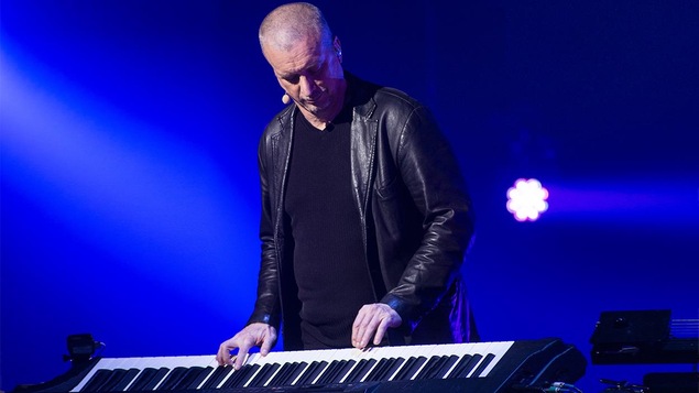 Dan Bigras qui joue du piano.