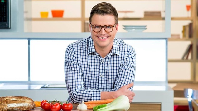 Le chef est appuyé au comptoir.