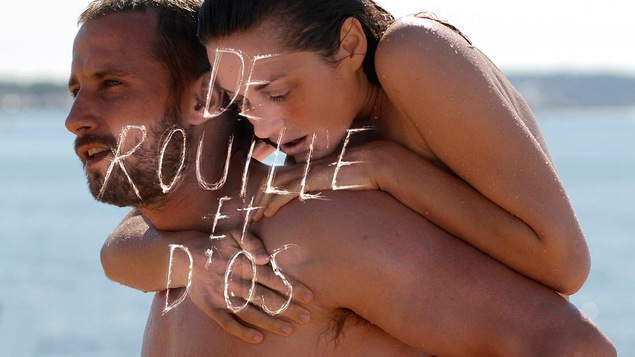 Mathias Schoenarts porte Marion Cotillard sur son dos Mathias Schoenarts porte Marion Cotillard sur son dos