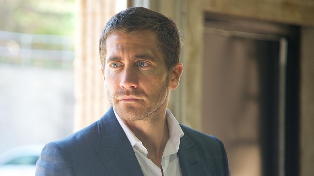 Un homme en veste (Jake Gyllenhaal), l'air soucieux. Un homme en veste (Jake Gyllenhaal), l'air soucieux.
