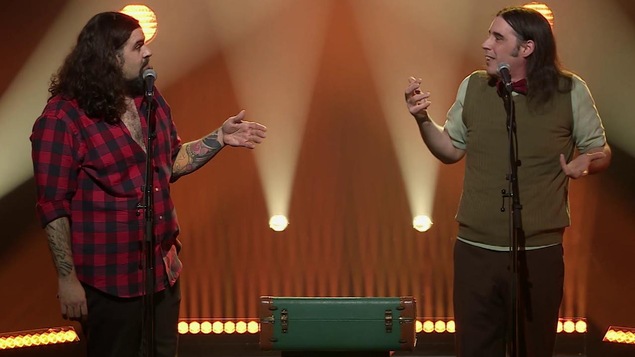 Le duo d'humoristes sur la scène. Le duo d'humoristes sur la scène.