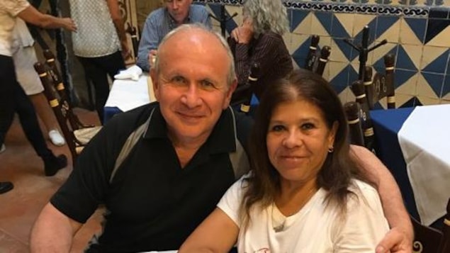 Un homme et une femme dans un restaurant. Un homme et une femme dans un restaurant.