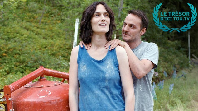 Dans un pré, un homme masse les épaules d'une femme. Dans un pré, un homme masse les épaules d'une femme.