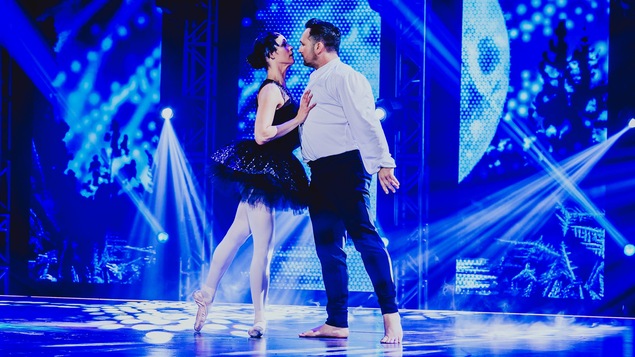 Marie Turgeon et Louis-Philippe Dandenault dansent un ballet sur la scène des Dieux de la danse. Marie Turgeon et Louis-Philippe Dandenault dansent un ballet sur la scène des Dieux de la danse.