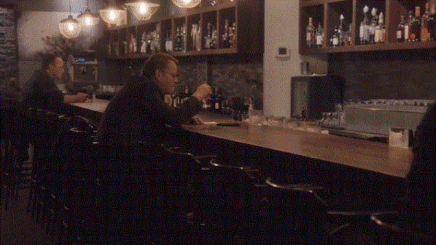 Bruno prend un verre au bar. Bruno prend un verre au bar.