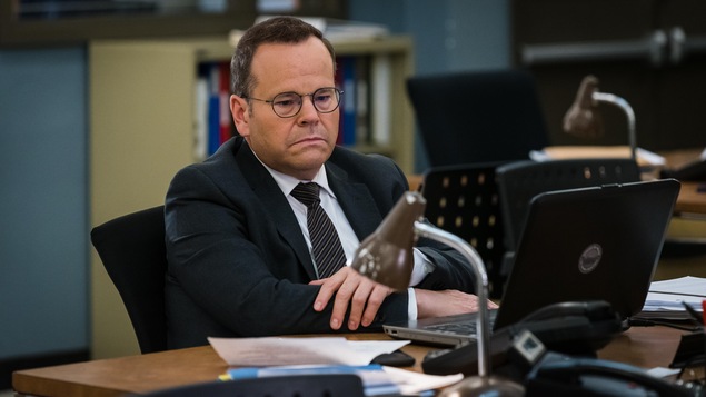 Bruno Gagné est assis à son bureau, pensif, devant son ordinateur portable. Bruno Gagné est assis à son bureau, pensif, devant son ordinateur portable.