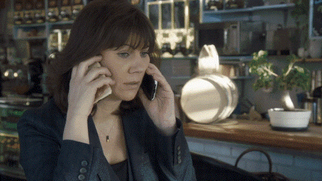 Gabrielle qui se lève d'un bond après l’appel de Dubeau. Gabrielle qui se lève d'un bond après l’appel de Dubeau.