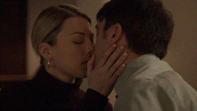 Un baiser passionné entre Noélie et Patrick. Un baiser passionné entre Noélie et Patrick.