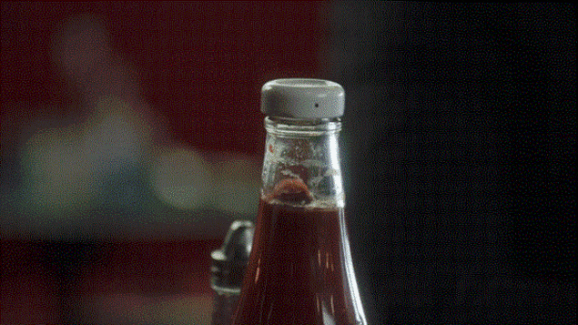Un micro placé dans le bouchon d'une bouteille de ketchup. Un micro placé dans le bouchon d'une bouteille de ketchup.