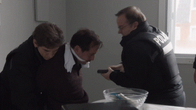 Bruno frappe Éric Crevier pendant que Stéphane le tient solidement. Bruno frappe Éric Crevier pendant que Stéphane le tient solidement.
