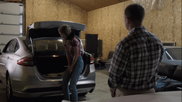 Jean Raymond exige à Emma de monter dans le coffre de la voiture.
Jean Raymond exige à Emma de monter dans le coffre de la voiture.